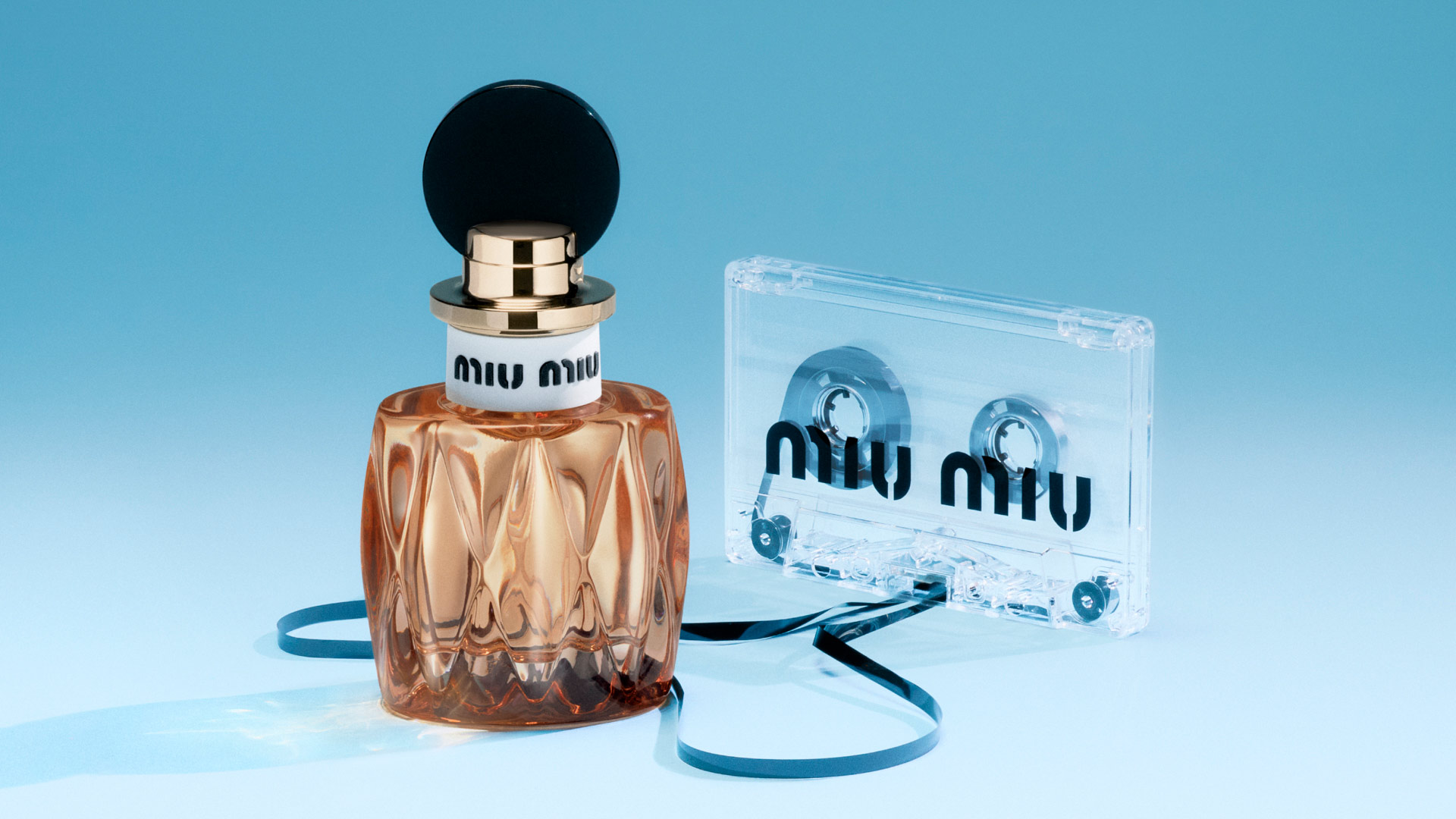 Flacon de parfum Miu Miu avec fraises, vanille, fleurs blanches et cubes de sucre
